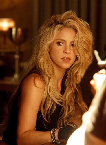 AquÃ­ estÃ¡ Shak en el bar del video de #Chantaje.
Pueden ver el video aquÃ­ https://youtu.be/6Mgqbai3fKo

Shakira no bar do clipe de #Chantaje com Maluma!
Assista ao clipe completo agora: https://youtu.be/6Mgqbai3fKo

Here's Shakira at the bar on the #Chantaje shoot.
Watch the full video at https://youtu.be/6Mgqbai3fKo â€¦ now!
