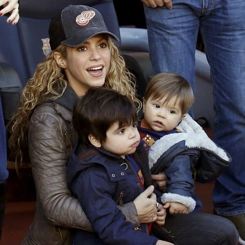 Shakira com os filhos Milan de 3 anos e Sasha de 1 ano.