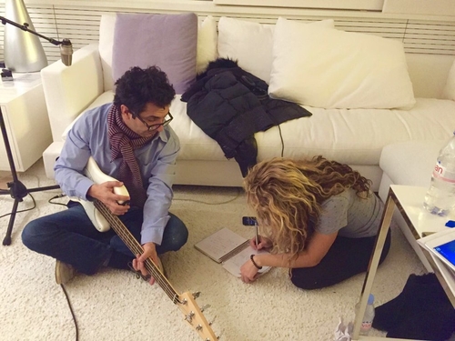 28 de MarÃ§o de 2016 - Escrevendo canÃ§Ãµes! Shak 

Writing songs! / Escribiendo canciones! Shak 
