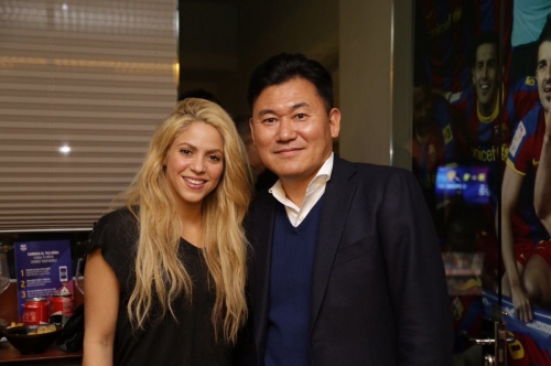 With Shakira.  ã‚·ãƒ£ã‚­ãƒ¼ãƒ©ã¨ï¼ 

Foto compartilhada por Hiroshi Mikitani.
