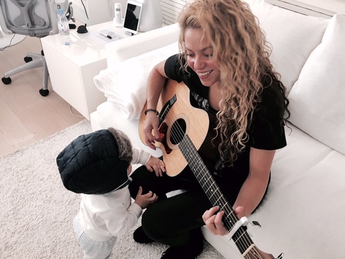 13 de Abril de 2016 - Sasha, na mÃºsica! Shak 

Sasha, into the music! Shak 
