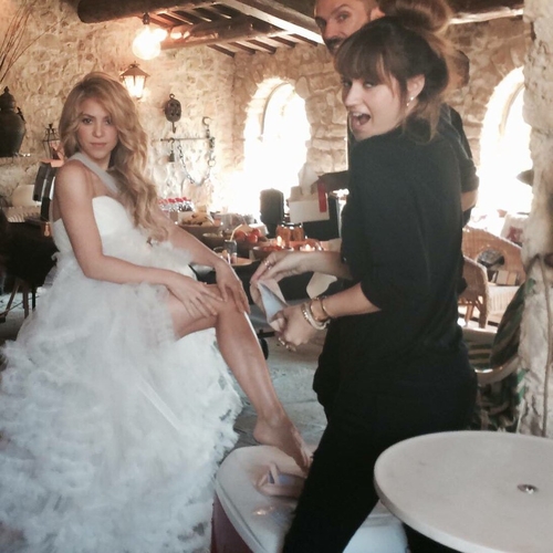 24 de MarÃ§o de 2016 - #TBT na filmagem do clipe de Empire que que esta semana completa dois anos! ShakHQ (Postado pela equipe de Shakira)

#TBT to the video shoot for Empire, released two years ago this week! ShakHQ 
