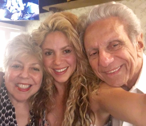 Obrigada a todos por suas mensagens de carinho e felicidades para meu papai em seu aniversÃ¡rio!! Muah! Shak

Gracias a todos por sus  mensajes de cariÃ±o y buenos deseos para mi papa en su cumple!! Muah! Shak
