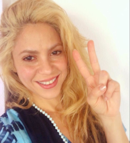 200 million views for Chantaje in one month! Thank you all so, so much! / 200 millones de visitas para nuestro video Chantaje en un mes, 200 millones de gracias! ðŸ˜˜ Shak
