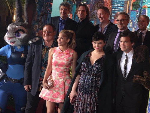 18  de Fevereiro de 2016 - Com o elenco e equipe tÃ©cnica de #Zootopia na premiÃ¨re!

With the cast and crew of #Zootopia at the premiere! 

