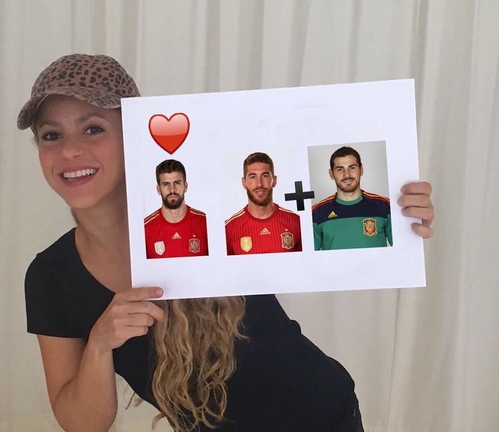Ontem vocÃªs foram muito bem. Tenho outro jogo para vocÃªs hoje. A prÃ³xima pessoa que adivinhar a duraÃ§Ã£o de Chantaje receberÃ¡ em primeira mÃ£o a capa do meu novo single!

Ayer estuvieron muy bien! Tengo otro juego para ustedes hoy. La prÃ³xima persona que adivina la duraciÃ³n de Chantaje recibirÃ¡ en primicia el arte de mi nuevo sencillo!

You did great yesterday! Today I have another game for you. The first person to guess the duration of Chantaje will be the first to receive my new single artwork!
