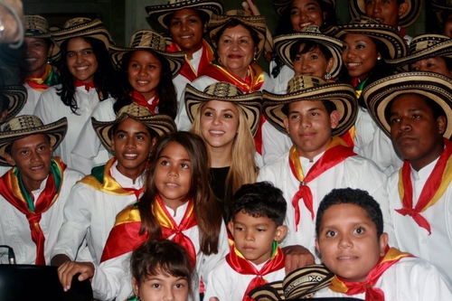 11 de Fevereiro de 2016 - Fazem sete anos esta semana que Shak abriu uma escola @fpiesdescalzos em Barranquilla! ShakHQ #TBT (Postado pela equipe de Shakira)

Seven years ago this week, Shak opened @fpiesdescalzos' school in Barranquilla! ShakHQ #TBT 

Esta semana harÃ¡ 7 aÃ±os, Shak en la inauguraciÃ³n de la escuela de la @fpiesdescalzos en Barranquilla!
ShakHQ #TBT 

