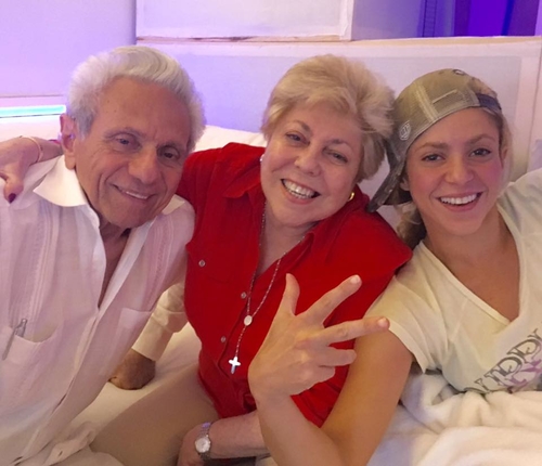 Curtindo a mÃºsica nova com meus papais no estÃºdio!!! Shak

Disfrutando con mis papis en el estudio con la nueva mÃºsica!!! Shak
