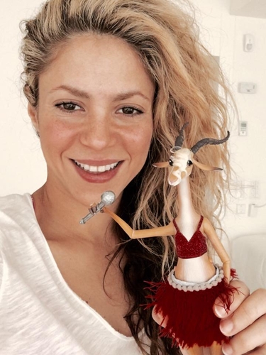 08 de Fevereiro de 2016 - Sasha gosta tando da Gazelle que ele esteve comendo sua sainha de franjas!! Shak 

A Sasha le gusta tanto Gazelle que le ha estado comiendo su faldita de flecos!! Shak 

Sasha likes Gazelle so much, he's been eating her fringe skirt!!  Shak 
