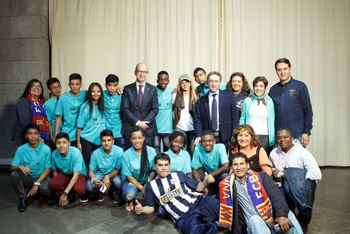 09 de Maio de 2016 - Shak conheceu aos estudantes da @fpiesdescalzos, finalista no #DesafÃ­oEmprende da @FundlaCaixa ShakHQ (Postado pela equipe de Shakira)

Shak met with @fpiesdescalzos' school students from Colombia - finalists of @FundlaCaixa's #DesafioEmprende! ShakHQ 

Shak conociÃ³ a los estudiantes de la @fpiesdescalzos, finalistas en el #DesafÃ­oEmprende de @FundlaCaixa ShakHQ 
