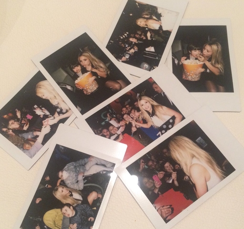 03 de Fevereiro de 2016 - Na premiÃ¨re de #Zootropolis, estreando minha nova Polaroid, presente de meu fÃ£ clube da Espanha. Shak 

En la Premiere de #Zootropolis, estrenando mi nueva Polaroid, obsequio de mi club de fans de EspaÃ±a. Shak 

At the @DisneyZootopia premiere, fun memories with my new Polaroid camera, thanks to my Spanish fan club! Shak 
