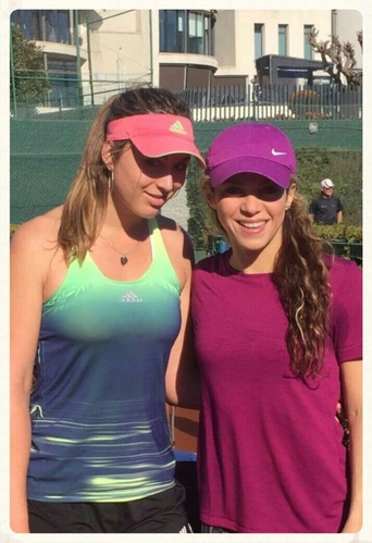 01 de Fevereiro de 2016 - Jogando bola hoje com a campeÃ£ de Roland Garros Junior @paulabadosa15. Vamos Shaki vamos!

Peloteando hoy con campeona de Roland Garros Junior @paulabadosa15. Vamos Shaki vamos! 

