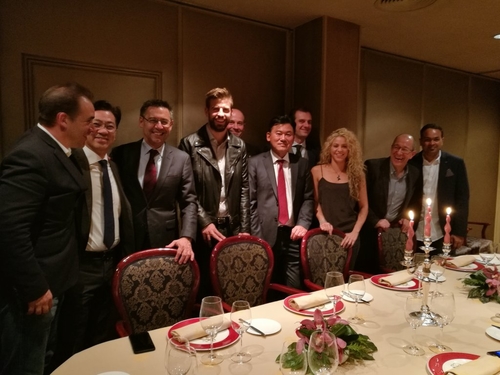 Jantar de celebraÃ§Ã£o com o Presidente Barto, Generard e Shakira. Estamos extremamente honrados em nos tornar parceiro inovador e o maior patrocinador do Barcelona Futebol Club.

Celebration dinner with President Barto, Generard, Shakira  We are extremely honored to become innovation partner and main sponsor of FCB.

Foto publicada por @HMikitani

