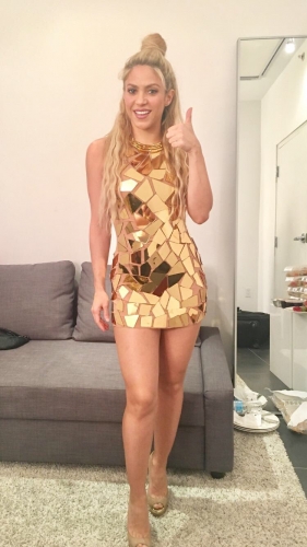 Ya estoy a punto de salir para presentarles mi Ã¡lbum #ElDorado! Estamos a 1hora y media de salir! Shak

I'm about to present my new album #ElDorado! We're an hour and a half away from release! Shak
