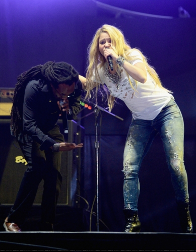 www_shakirabrasil_com00064~10.jpg