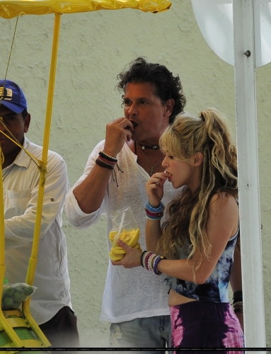 www_shakirabrasil_com0007~16.jpg