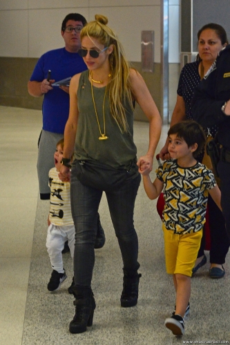 www_shakirabrasil_com_00010~3.jpg