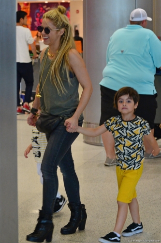www_shakirabrasil_com_00017~1.jpg