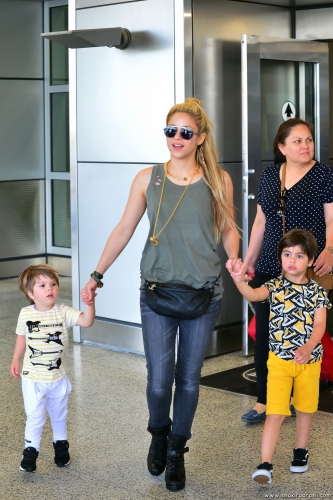 www_shakirabrasil_com_00027~0.jpg