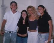 Shakira_com_fas_em_Barranquilla2C_28Colombia29_2.jpg