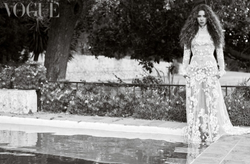 shakira-portada-vogue-vestido-flores-con-encaje-blanco-y-negro.jpg